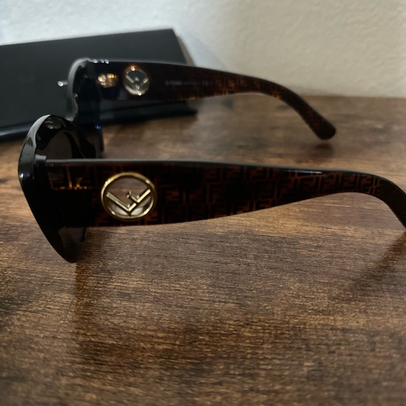 Womens Fendi sunglasses - Picture 2 of 4